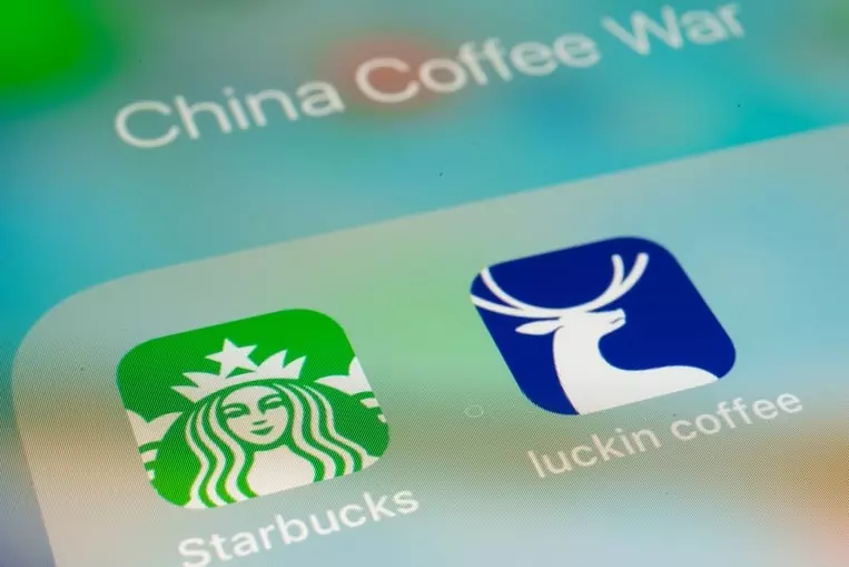 Starbucks VS Luckin Coffee : Qui va Gagner la Guerre du Café en Chine ?