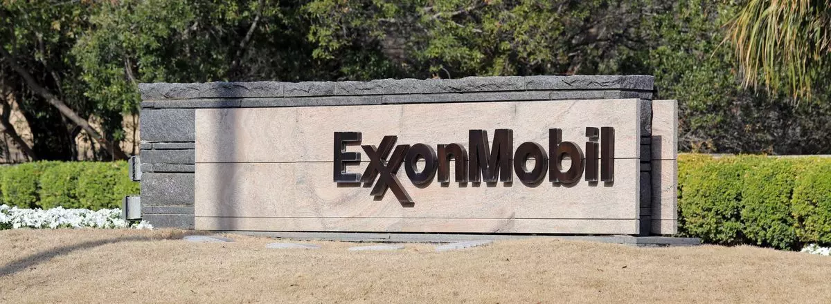 Exxon Mobil - une Raffinerie Bloquée par des Grévistes en France