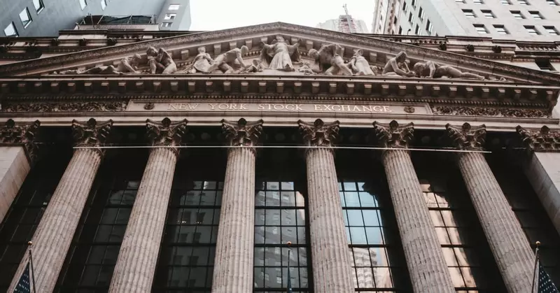 Bolsa de Nueva York ➟ Cómo invertir, horarios y características